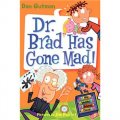 My Weird School Daze #7: Dr. Brad Has Gone Mad! [平裝] (我的迷糊奇怪學校#7：布拉德醫生瘋了！)