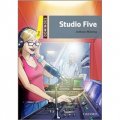 Dominoes Second Edition Level 1: Studio Five(Book+CD) [平裝] (多米諾骨牌讀物系列 第二版 第一級：探案故事（書附Multi-ROM 套裝）)