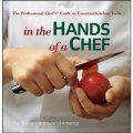 In the Hands of a Chef: The Professional Chef s Guide to Essential Kitchen Tools [平裝] (專業廚師必備的廚房用具)