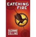 Catching Fire (The Hunger Games, Book 2) [精裝] (飢餓遊戲2：燃燒的女孩)